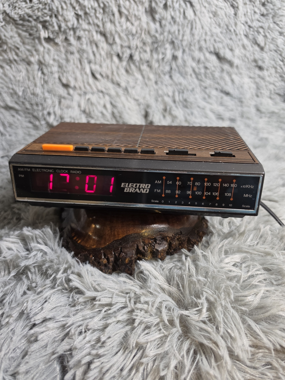 Vintage 1980s Electro Brand Clock Radio Alarm Model 4441 Retro Woodgrain